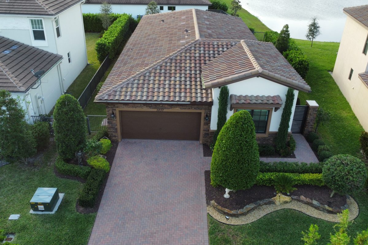 Drone aerial shot of Florida single-family home with landscaping